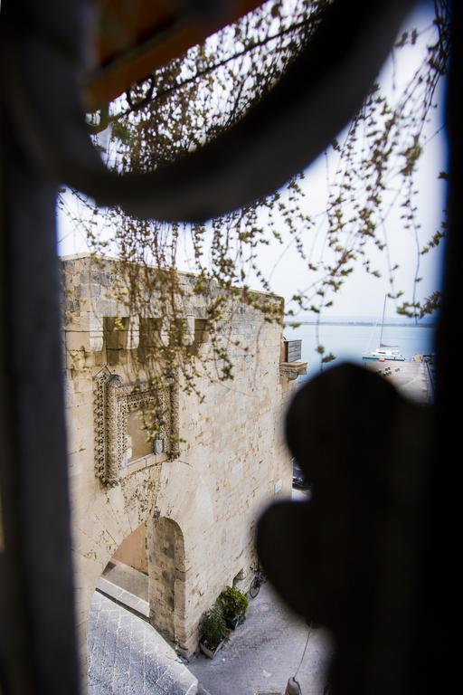 Palazzo Giunta - Porta Marina Ortigia Bed & Breakfast Syracuse ภายนอก รูปภาพ